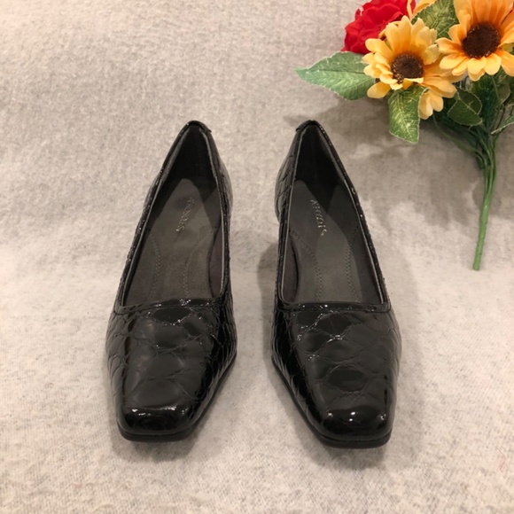 NWT - Aerosoles Black Patent Reptile Textured Heeled Pumps - Picture 6 of 14